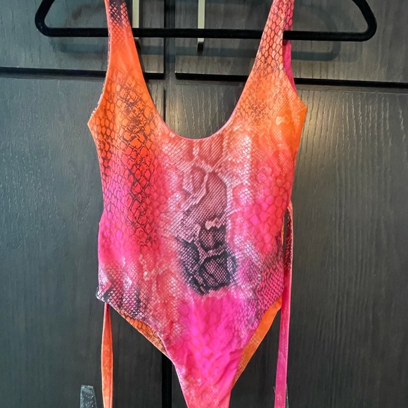 One piece swimsuit - Picture 4 of 4